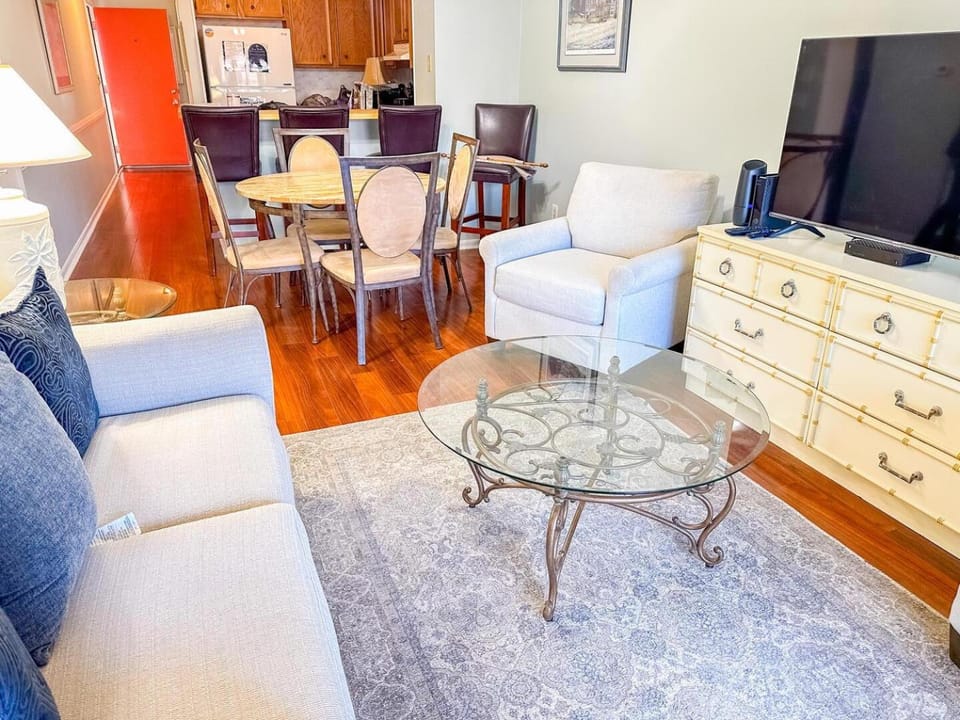 Communal lounge/ TV room, TV and multimedia, Living room, Dining area