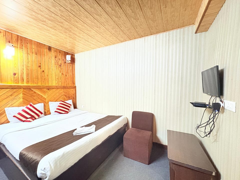 Communal lounge/ TV room, Bed, TV and multimedia, Living room, Photo of the whole room, Seating area, Evening entertainment, Bedroom