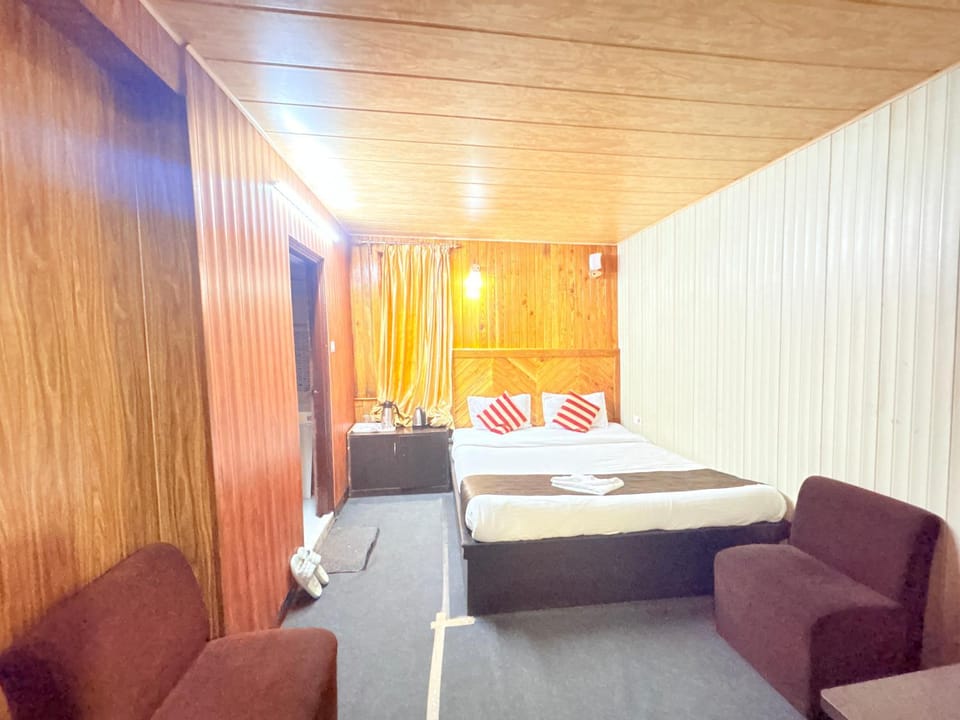 Bed, Living room, Photo of the whole room, Seating area, Bedroom