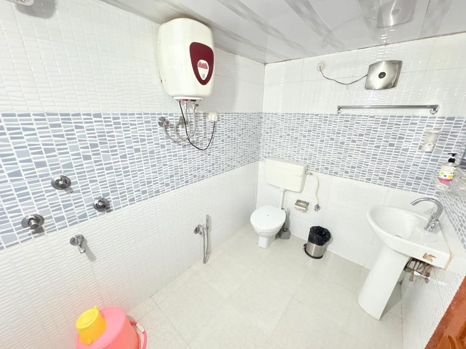 Shower, Toilet, Bathroom, bidet, towels