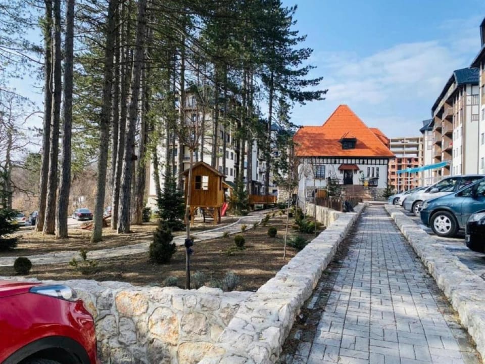 Restaurant/places to eat, Neighbourhood, Children play ground, Location