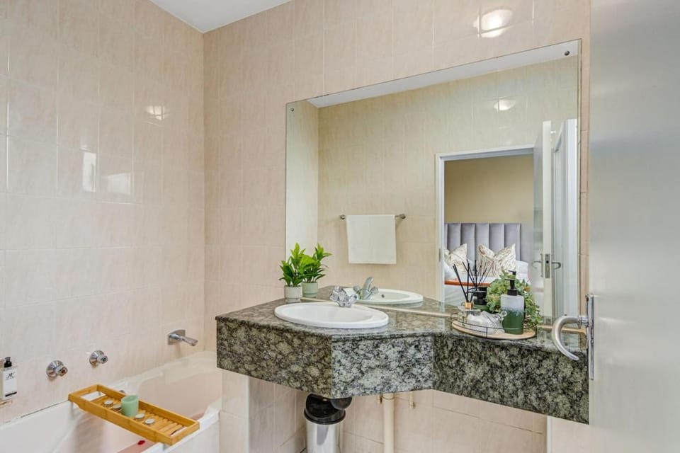 10Min from Sandton and Rosebank Apartment in Sandton