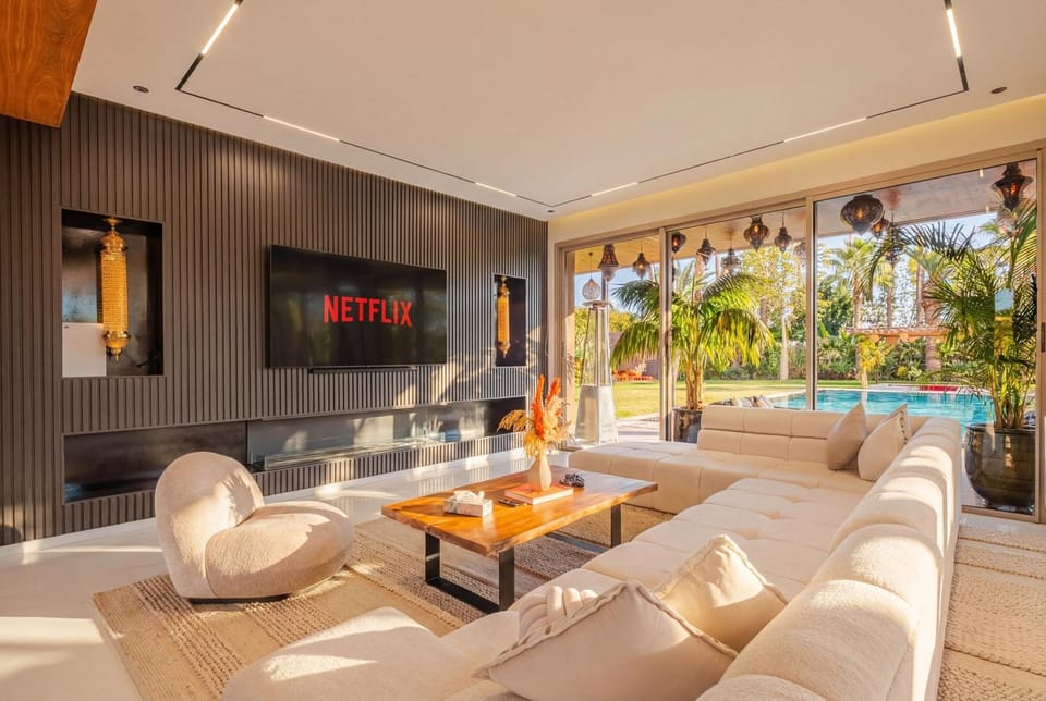Communal lounge/ TV room, TV and multimedia, Living room, Seating area, Pool view, Swimming pool