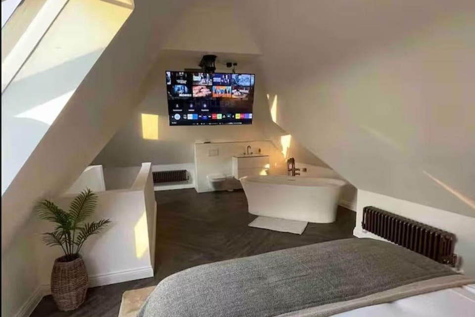 Communal lounge/ TV room, Bed, TV and multimedia, Living room, Photo of the whole room, Seating area, Bedroom