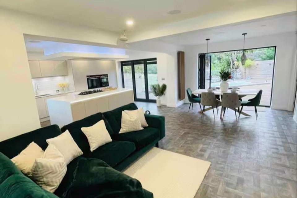 Hot tub - Bbq - Garden - Parking - Sleeps 8 House in Wychavon District