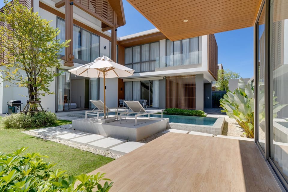 Property building, Facade/entrance, Garden, Garden view, Swimming pool