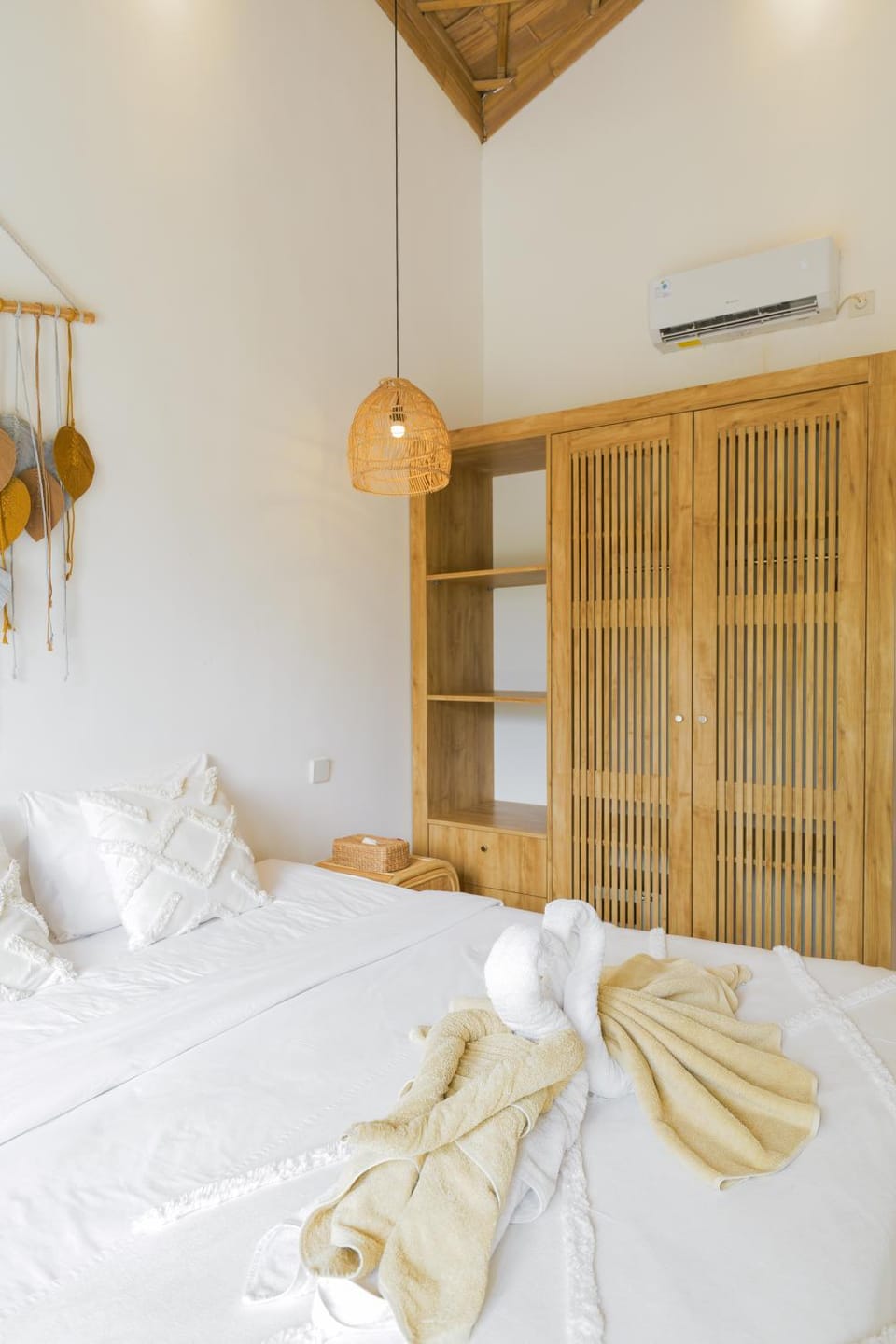 Bed, Bedroom, wardrobe, air conditioner