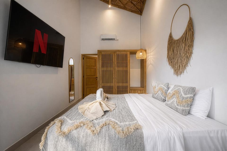 Bed, TV and multimedia, Bedroom, wardrobe