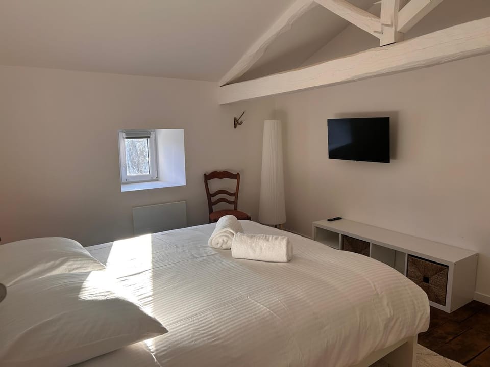 Bed, TV and multimedia, Photo of the whole room, towels