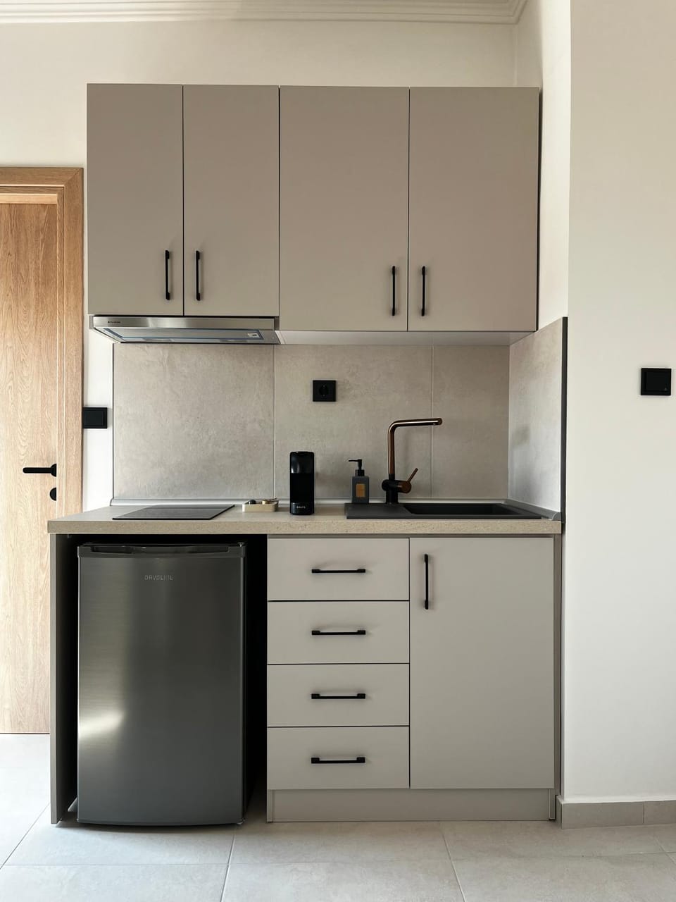 Kitchen or kitchenette, minibar, stove