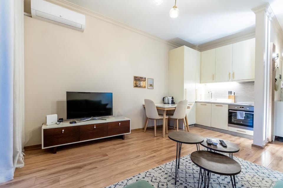 TV and multimedia, Kitchen or kitchenette, Living room, Seating area, Dining area, oven, stove, air conditioner