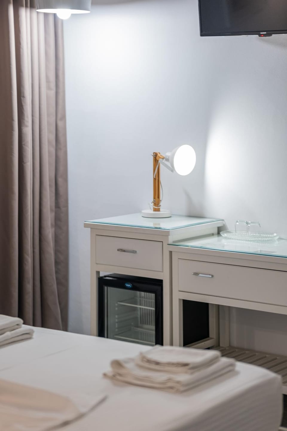 Bed, TV and multimedia, Photo of the whole room, Bedroom, towels