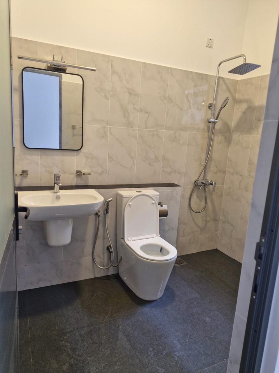 Comfy Rooms to Stay in City Bed and Breakfast in Western Province
