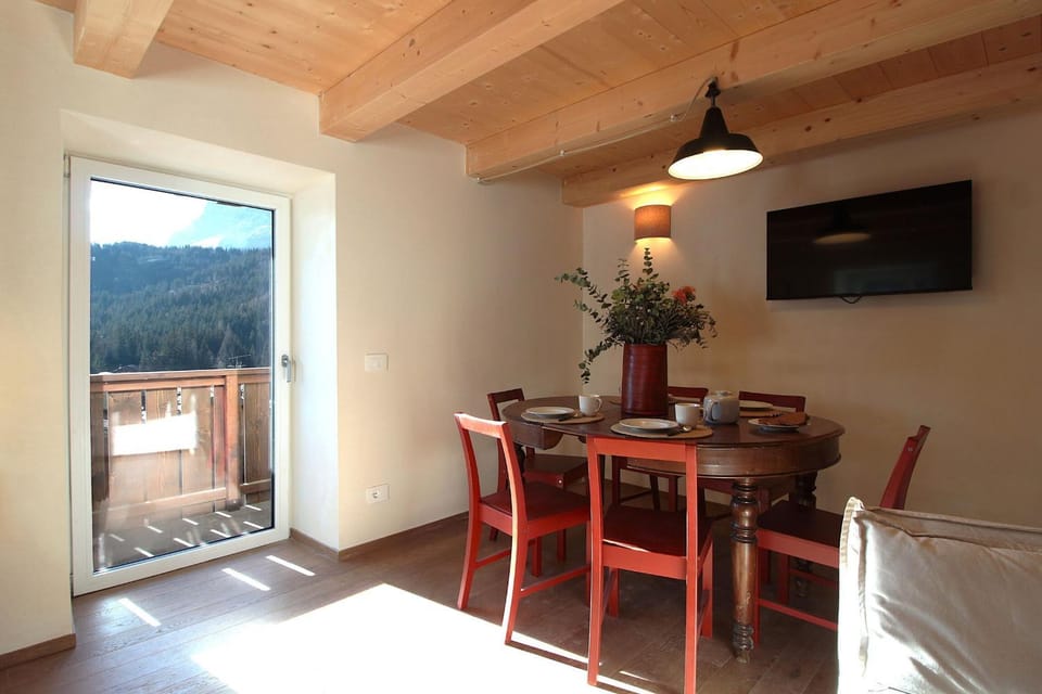 Spring, Winter, Summer, Living room, Dining area, Autumn