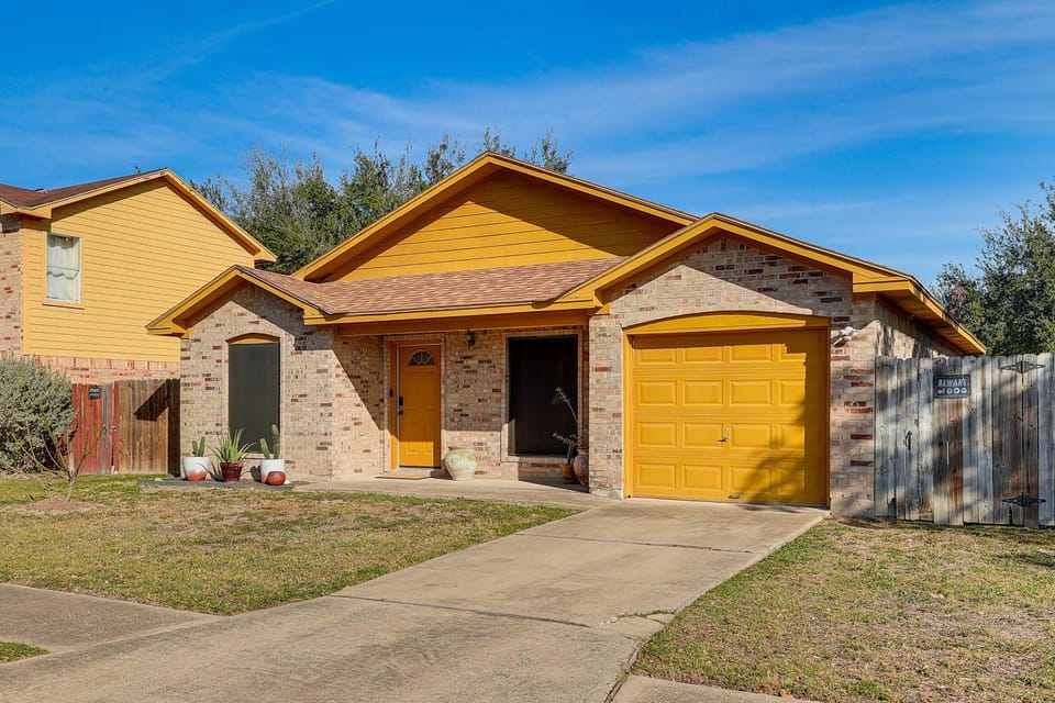 Cozy House by Zinnia Park! Family Home in McAllen House in McAllen