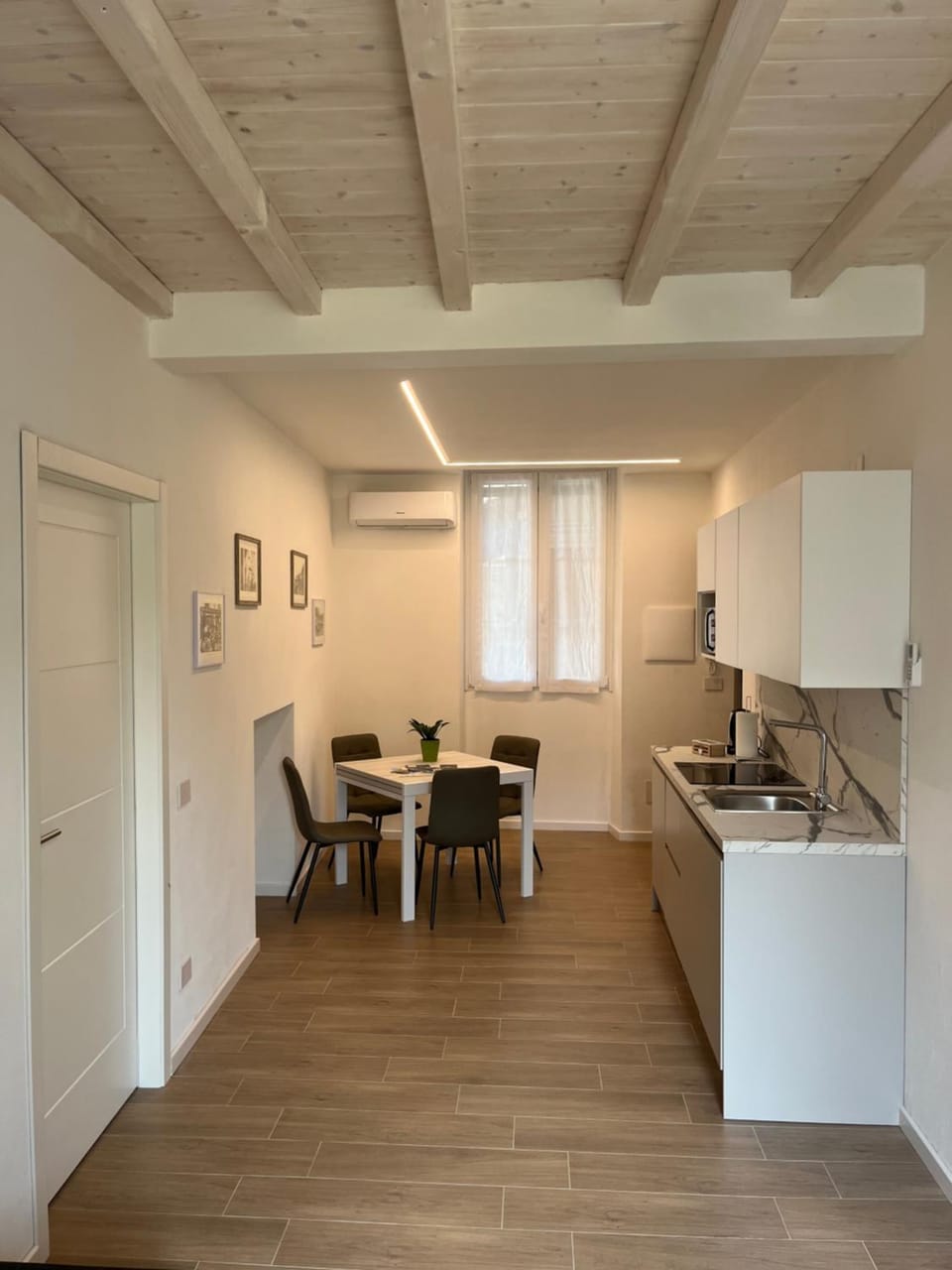 Kitchen or kitchenette, Dining area