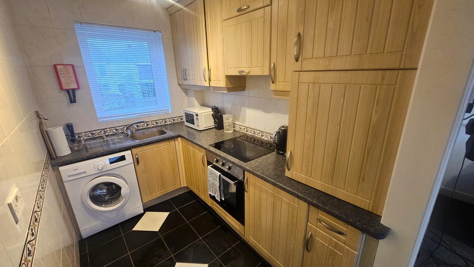 Kitchen or kitchenette, oven, toaster, washing machine