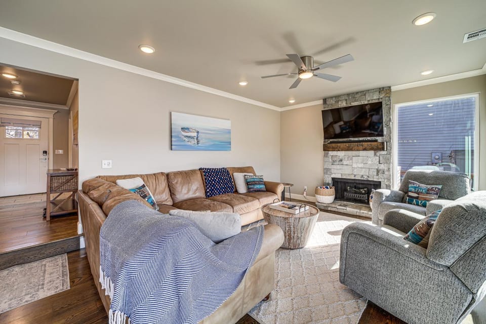 Lakefront Family Home with Dock and Views in Vinita! House in Lake O The Cherokees