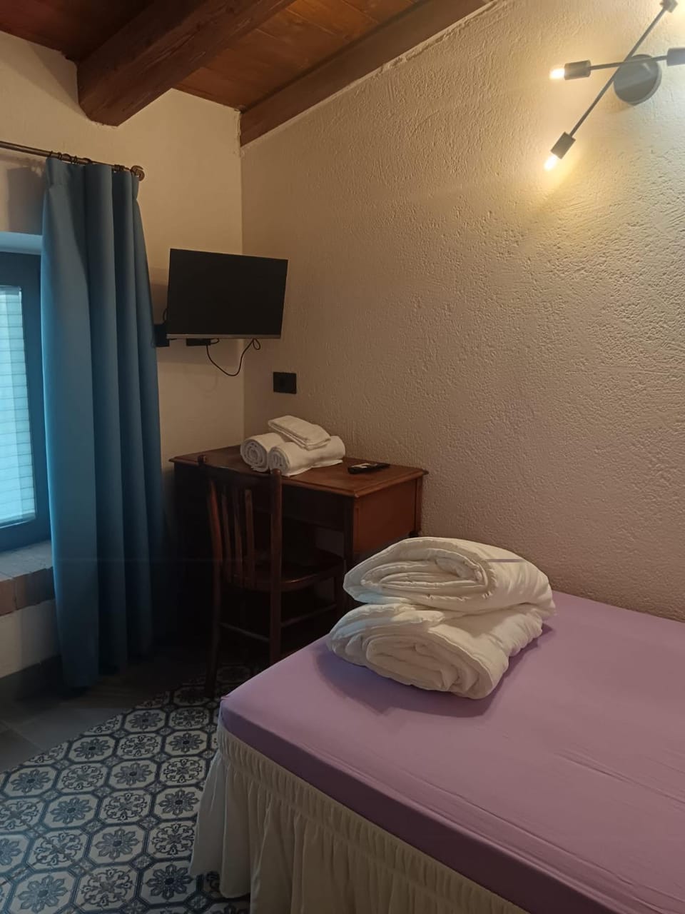 Bed, towels