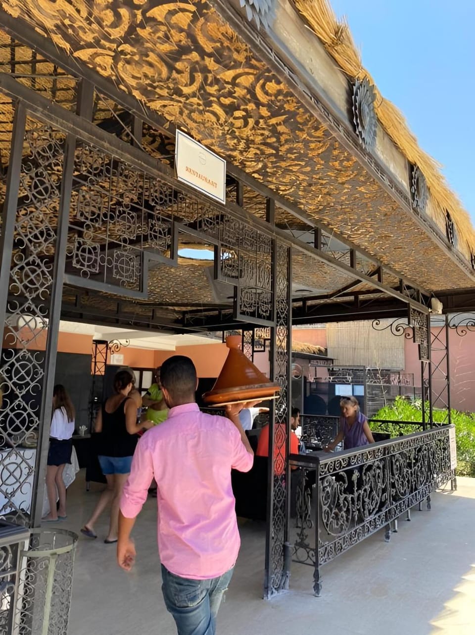 Restaurant/places to eat, Area and facilities