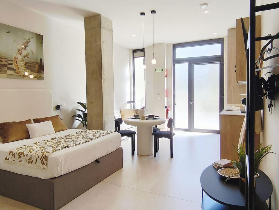 Bed, TV and multimedia, Photo of the whole room, Bedroom, towels