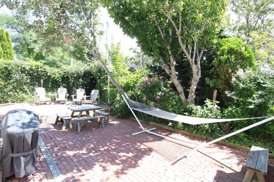 Patio, Day, Natural landscape, BBQ facilities, Garden, Seating area