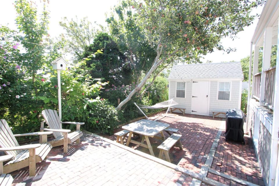 Patio, Day, Natural landscape, Garden, Seating area