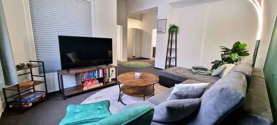 Communal lounge/ TV room, TV and multimedia, Living room, Seating area, Evening entertainment
