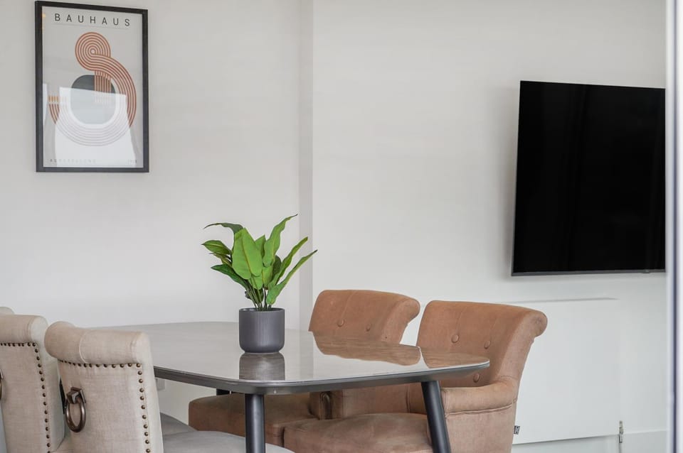 Stylish 2-Bed Flat with Balcony in Fulham SW6 Apartment in London
