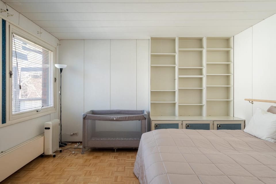 Bedroom, cot