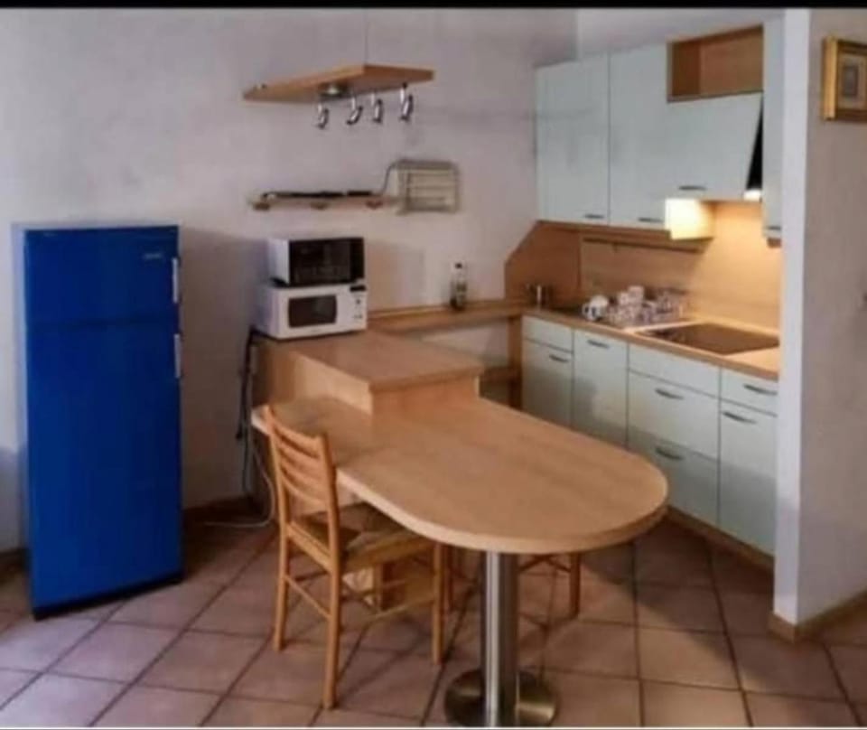 Kitchen or kitchenette, dishwasher, oven, kitchen