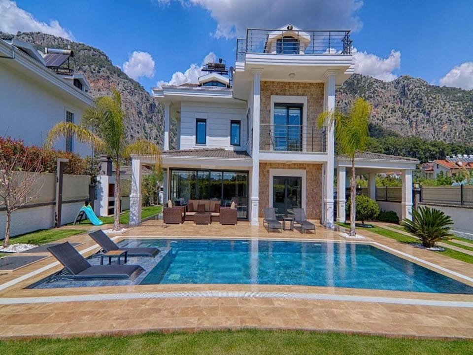 Property building, Swimming pool, sunbed