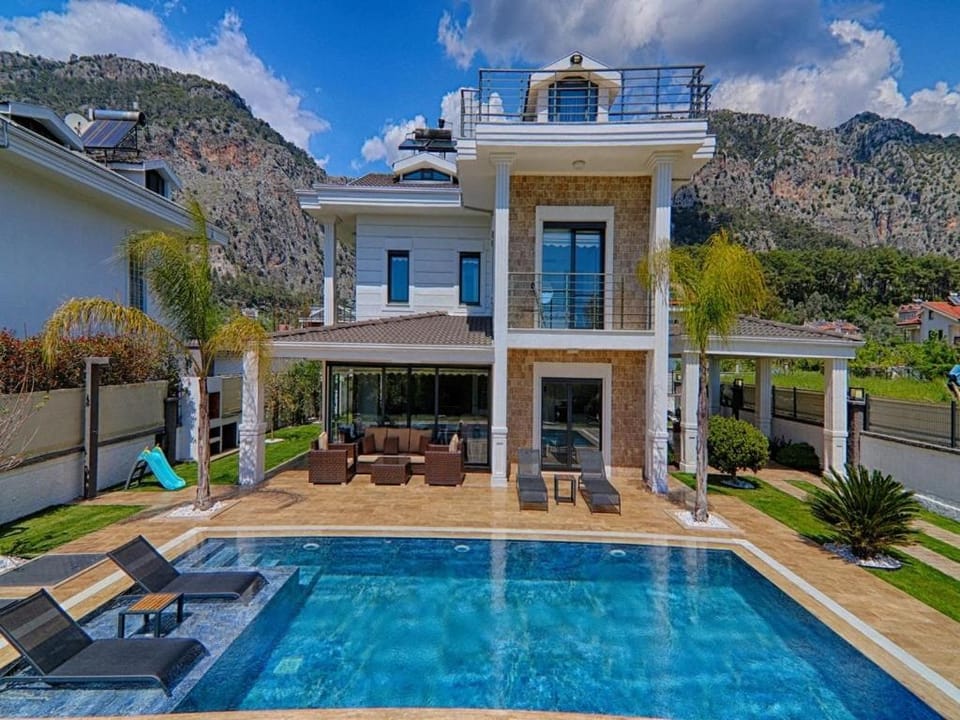 Property building, Swimming pool, sunbed