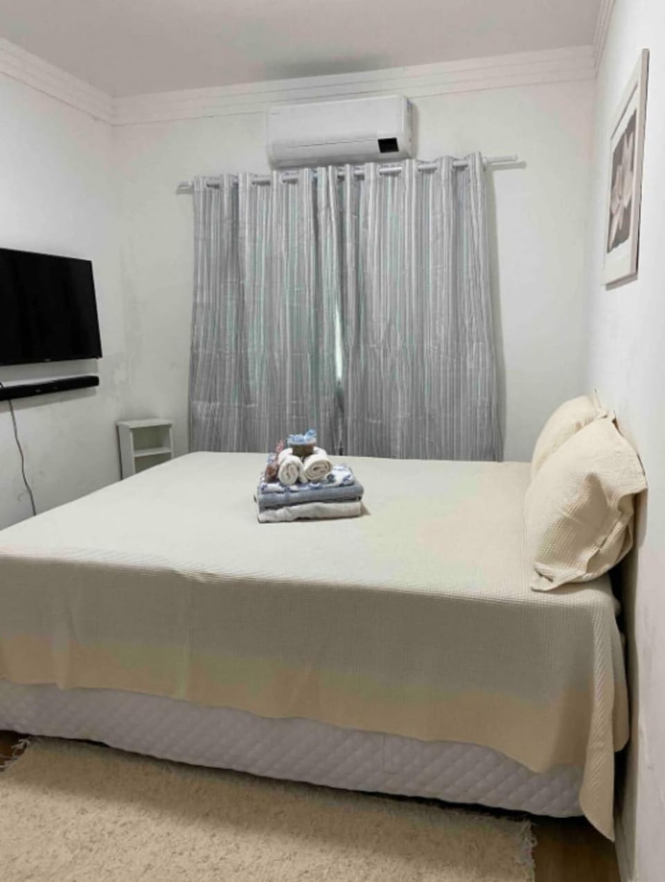 Bed, TV and multimedia, Photo of the whole room, Bedroom, towels