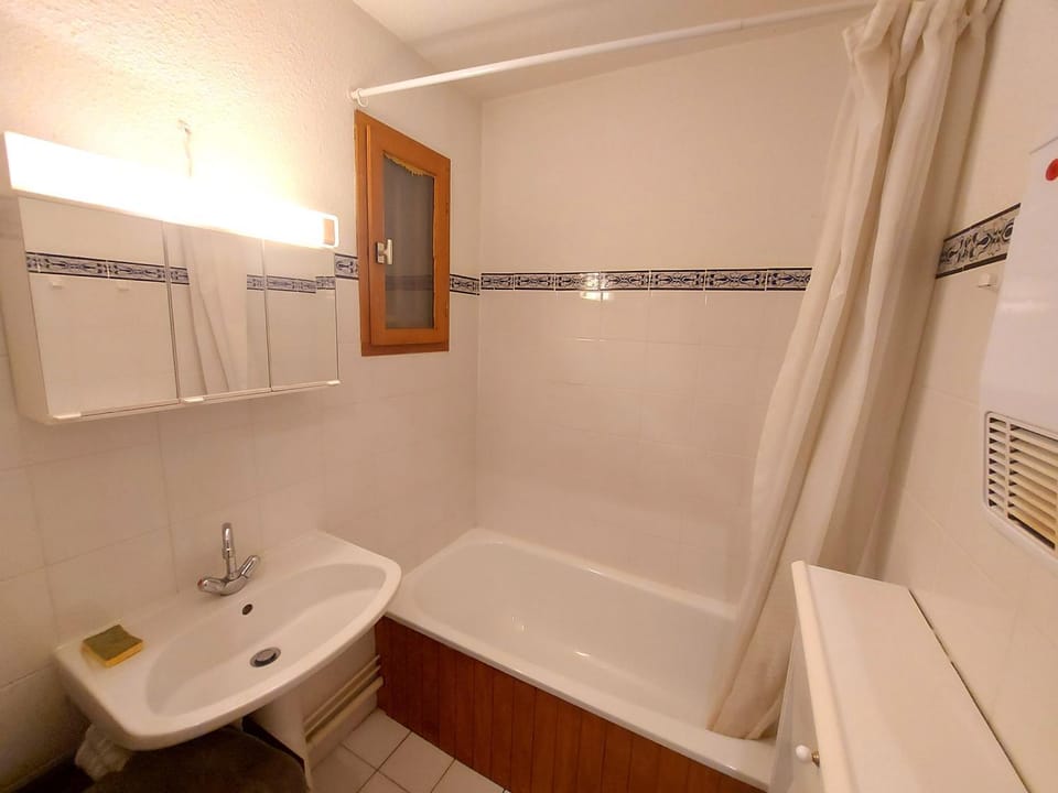 Toilet, Hot Tub, heating, towels