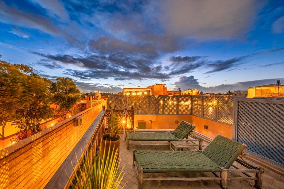 View (from property/room), Balcony/Terrace, City view, Mountain view, sunbed