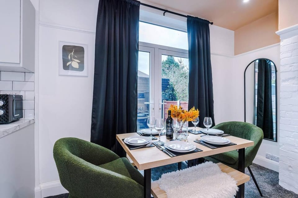 Spacious 4BR Home - Walk to Metrolink - Free Parking - Sleeps 8 House in England