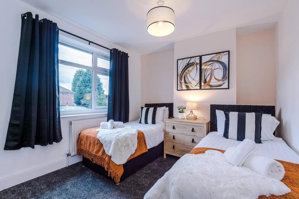 Spacious 4BR Home - Walk to Metrolink - Free Parking - Sleeps 8 House in England