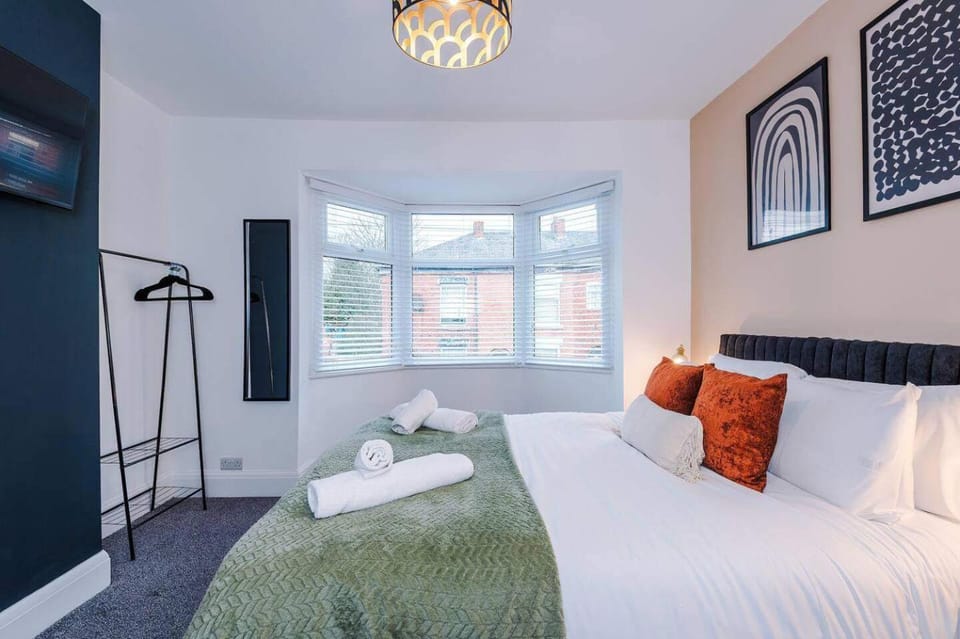 Spacious 4BR Home - Walk to Metrolink - Free Parking - Sleeps 8 House in England