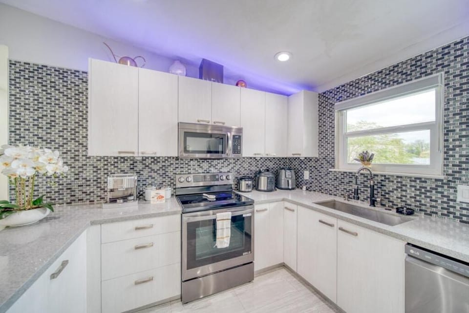 Cozy Cape Escape - Jacuzzi House in Cape Coral