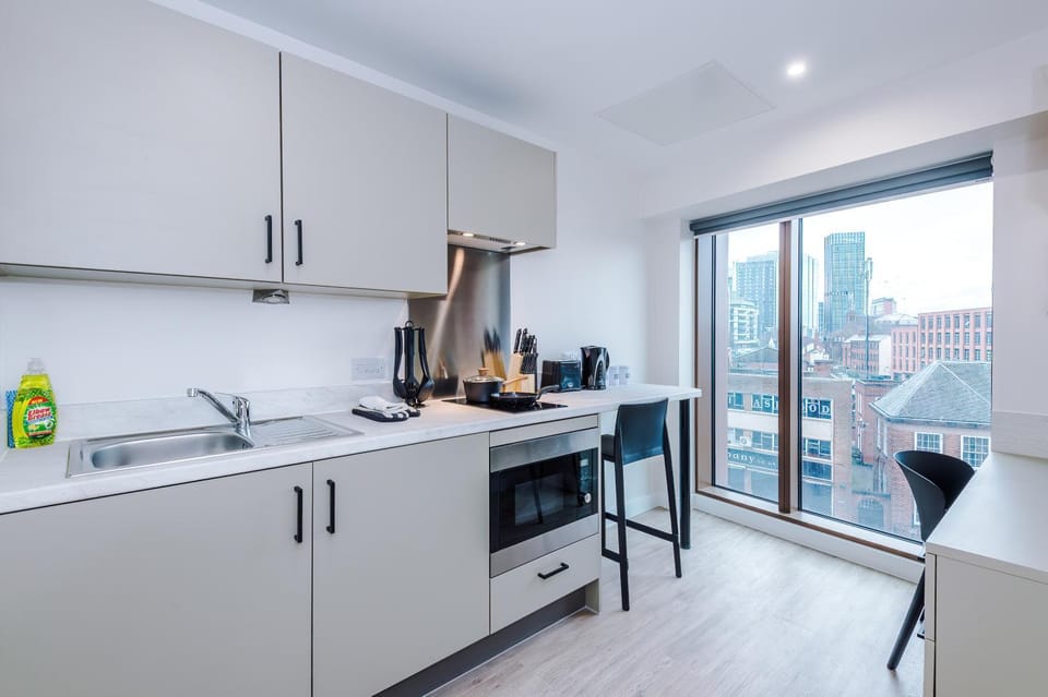 Coffee/tea facilities, Kitchen or kitchenette, Dining area, oven, stove, toaster