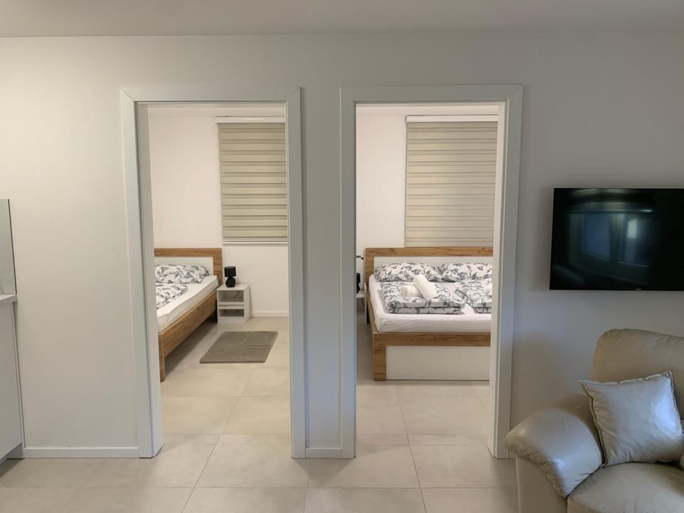Bed, TV and multimedia, Photo of the whole room, Bedroom
