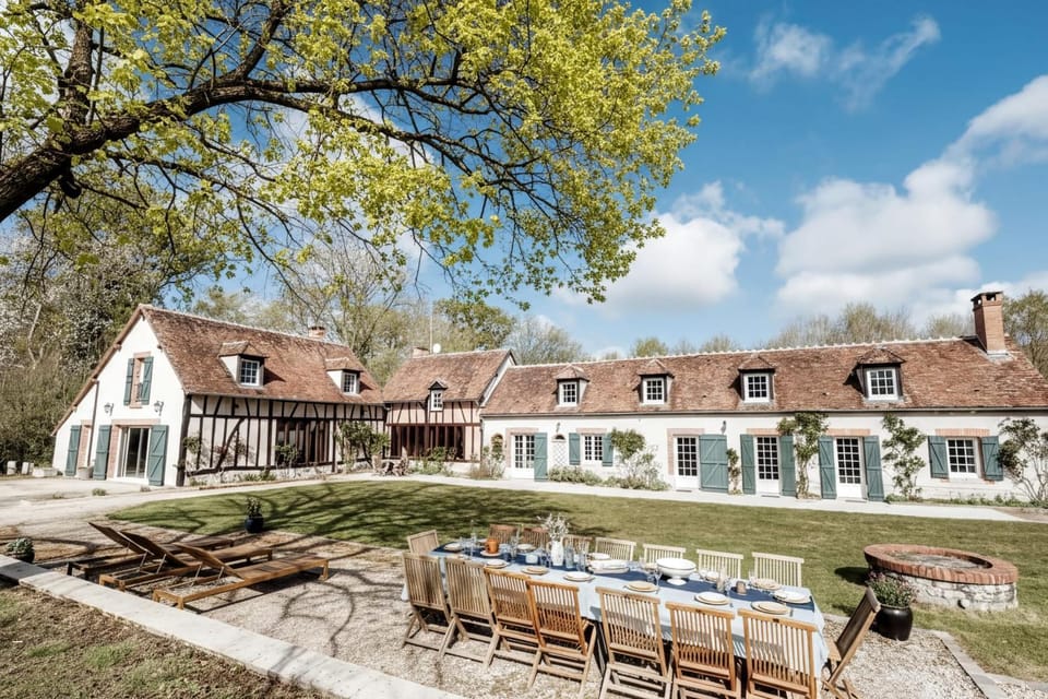 Harmony Homes Montereau - Pool Jacuzzi & Tennis House in Centre-Val de Loire