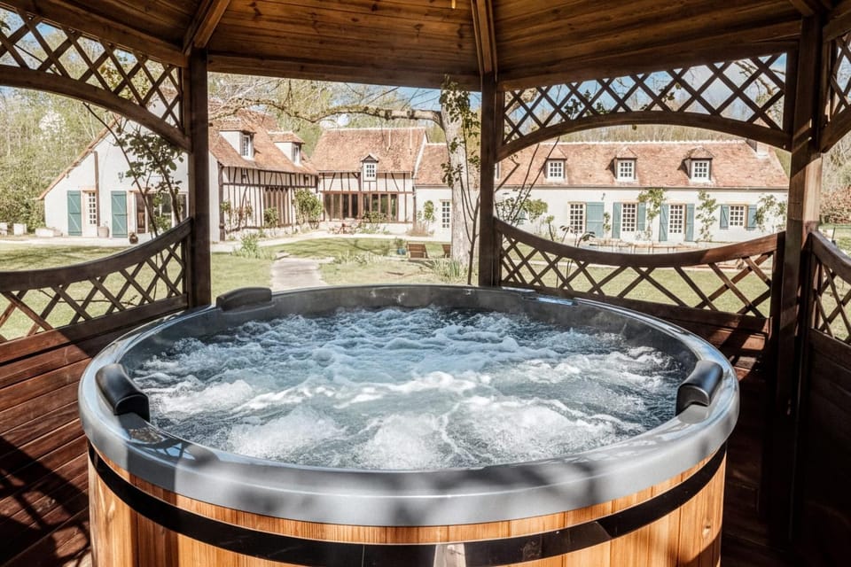 Harmony Homes Montereau - Pool Jacuzzi & Tennis House in Centre-Val de Loire