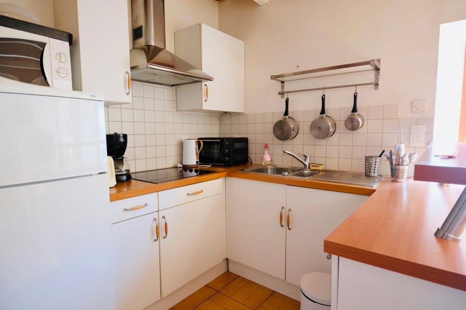 Coffee/tea facilities, Kitchen or kitchenette, microwave, stove, kitchen