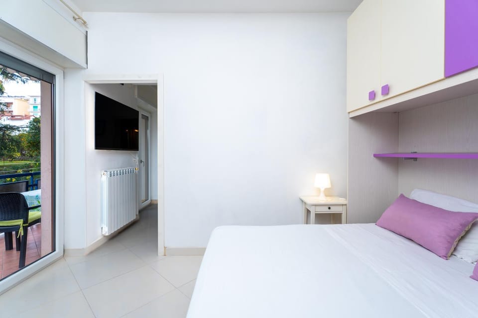 Bed, TV and multimedia, View (from property/room), Balcony/Terrace, Photo of the whole room, Bedroom