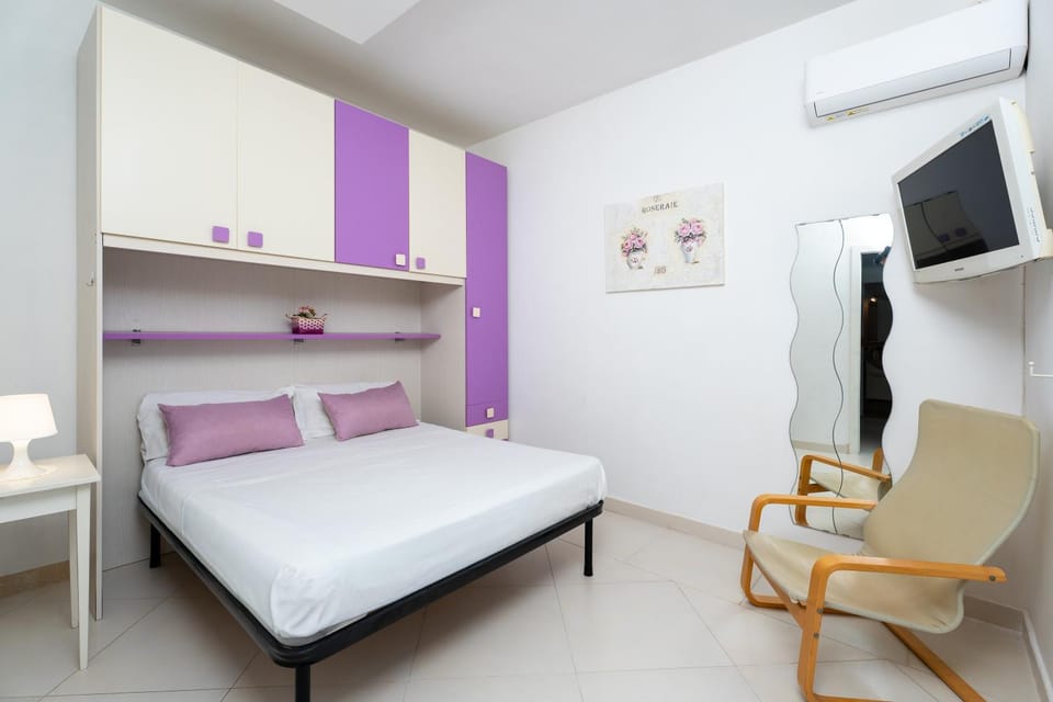 Bed, TV and multimedia, Photo of the whole room, Bedroom