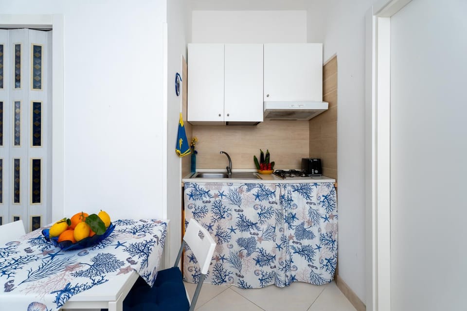 Kitchen or kitchenette, Dining area, stove