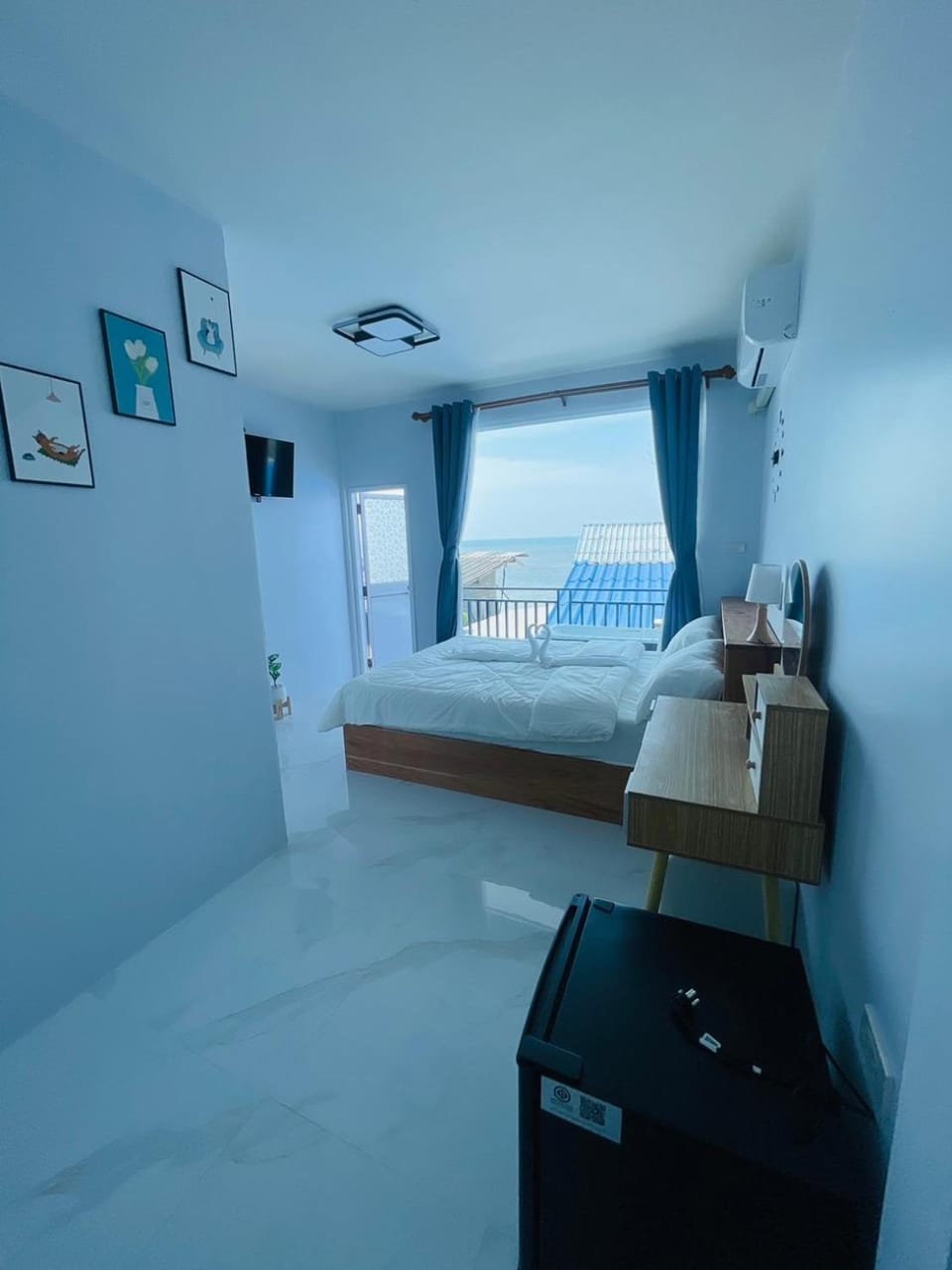 Bed, TV and multimedia, Bedroom