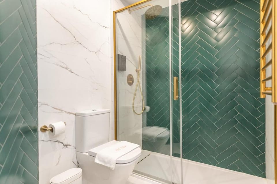 Shower, Toilet, Bathroom, towels